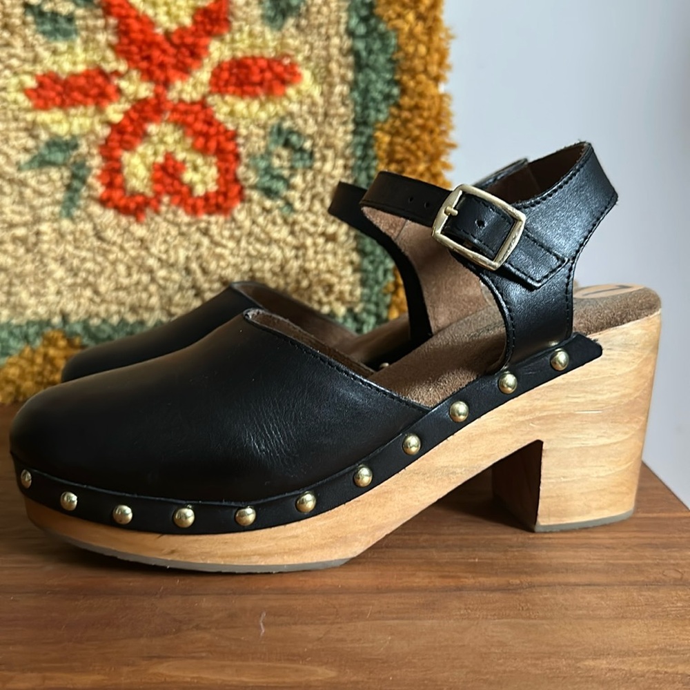 Black Leather Women's Clogs with Wooden Heel